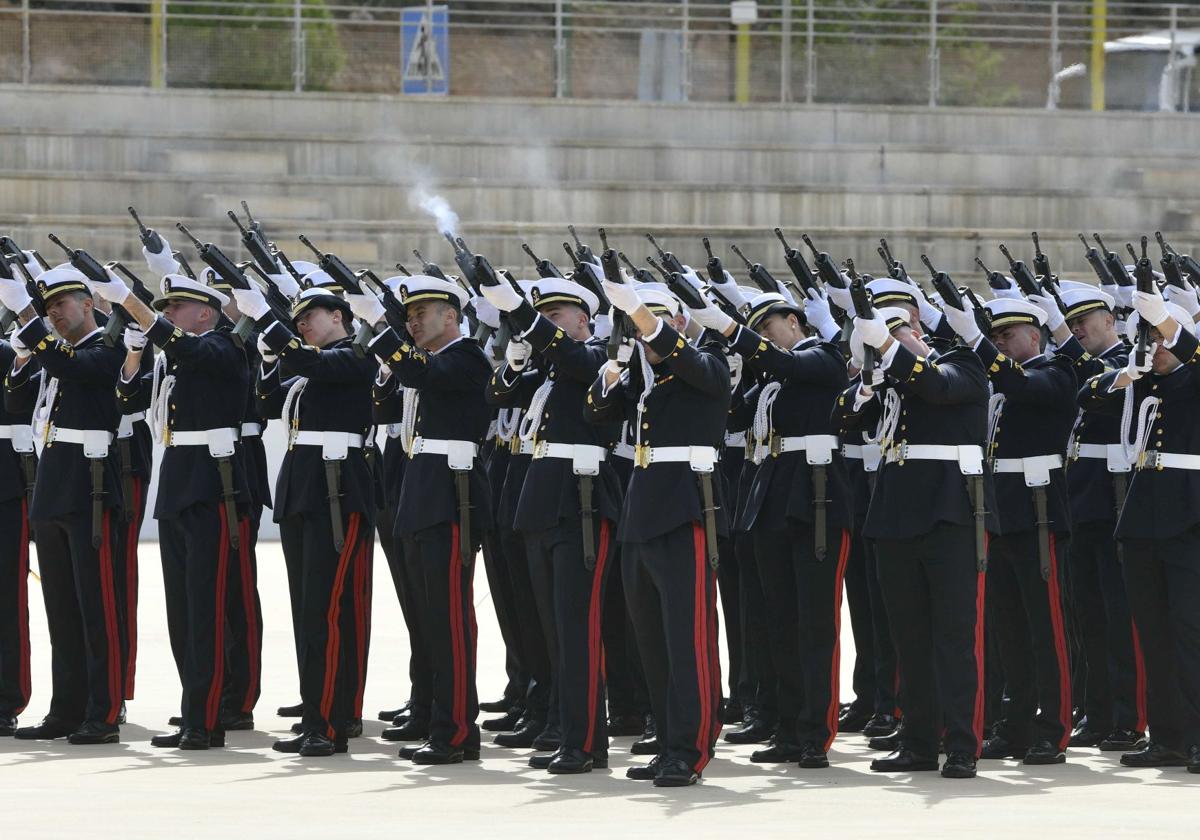 Suboficiales alumnos en la Escuela de Infantería de Marina General Albacete y Fuster disparan una salva durante el acto militar.