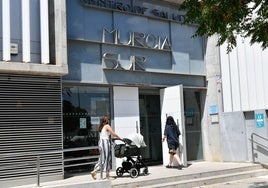 Accesos a un centro de salud de Murcia.