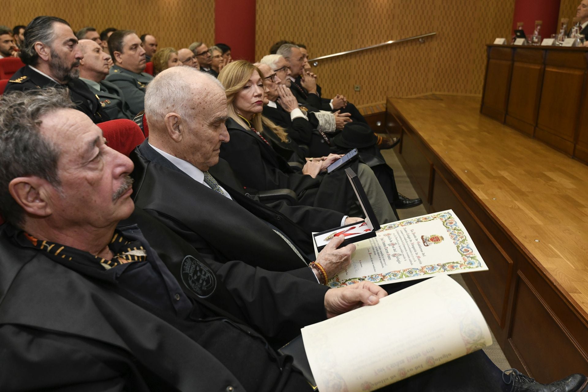 La entrega de medallas de oro a los letrados más veteranos del Colegio de la Abogacía de Murcia, en imágenes