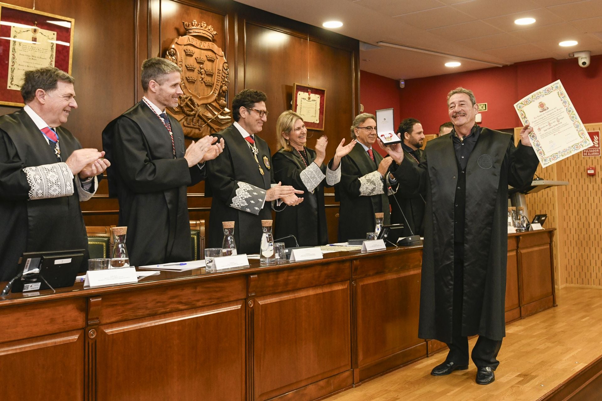 La entrega de medallas de oro a los letrados más veteranos del Colegio de la Abogacía de Murcia, en imágenes