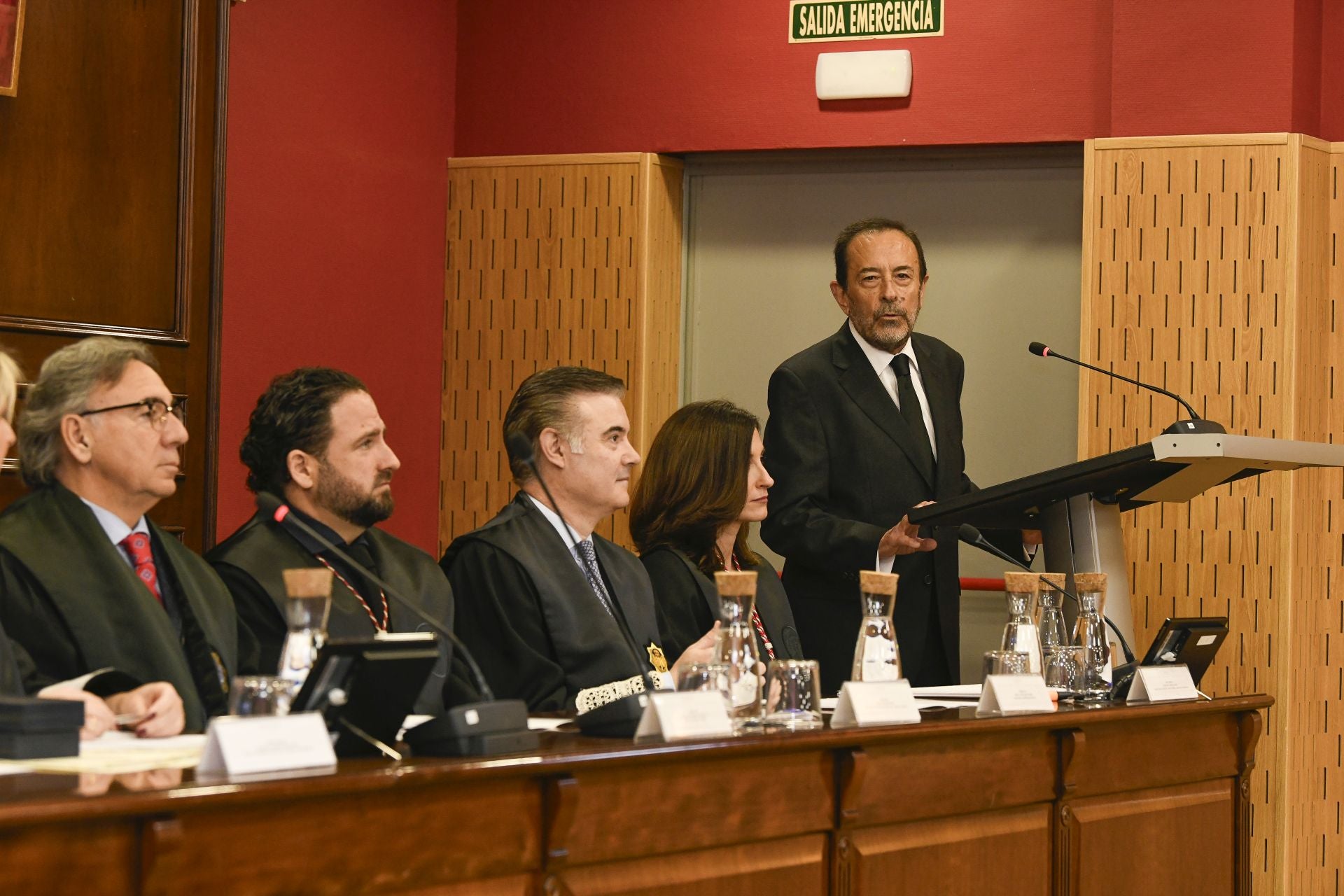 La entrega de medallas de oro a los letrados más veteranos del Colegio de la Abogacía de Murcia, en imágenes