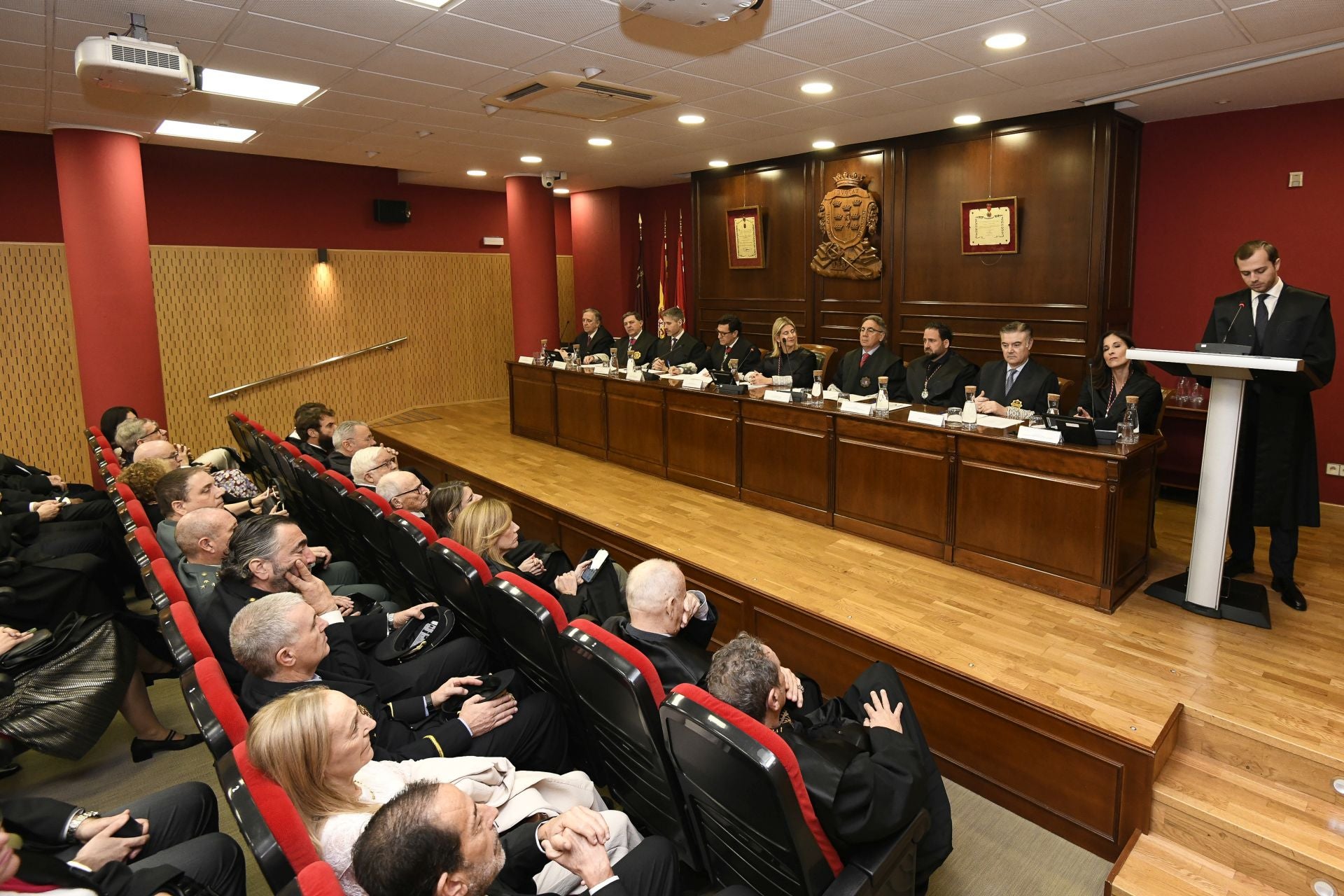 La entrega de medallas de oro a los letrados más veteranos del Colegio de la Abogacía de Murcia, en imágenes