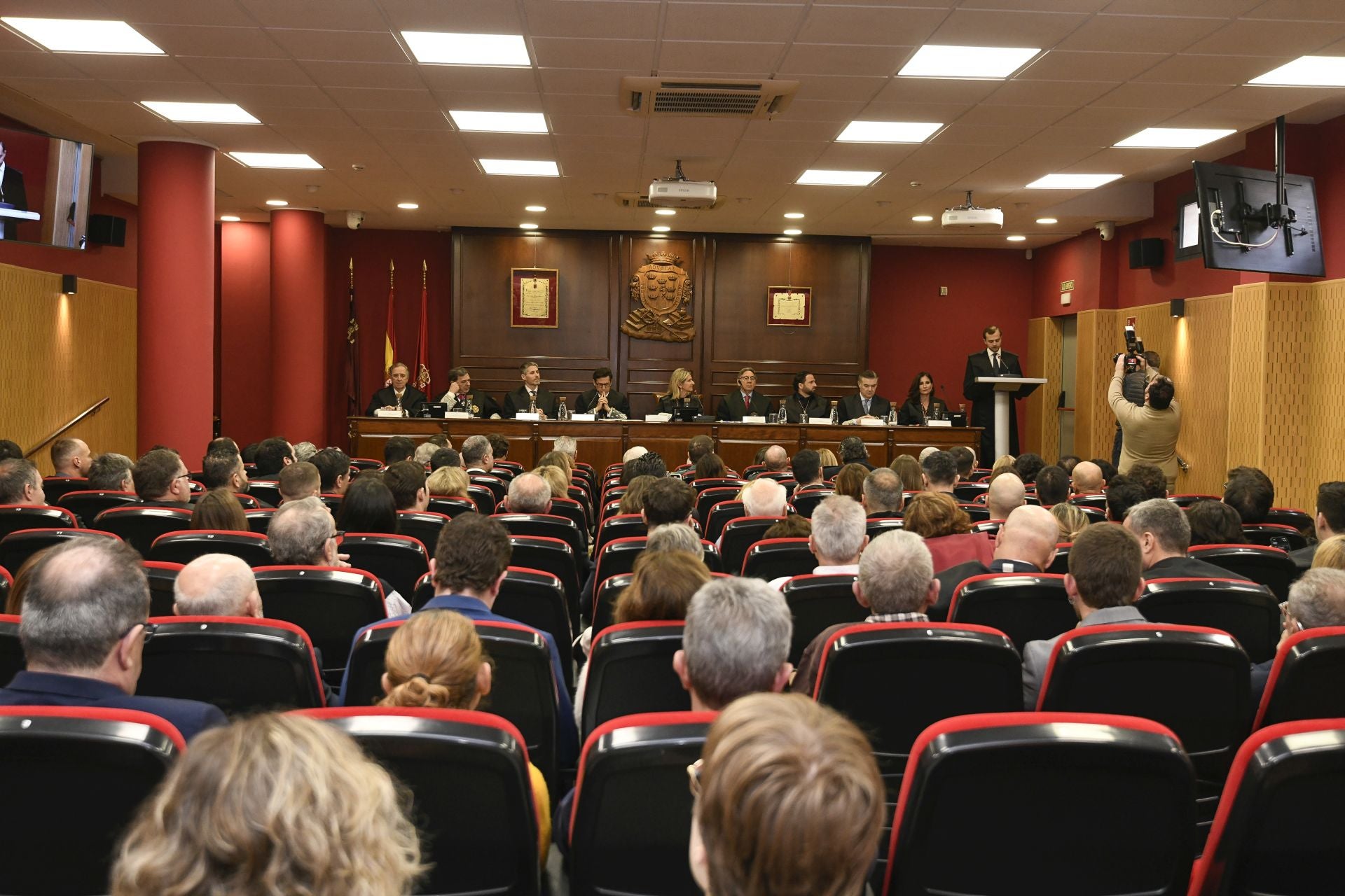 La entrega de medallas de oro a los letrados más veteranos del Colegio de la Abogacía de Murcia, en imágenes