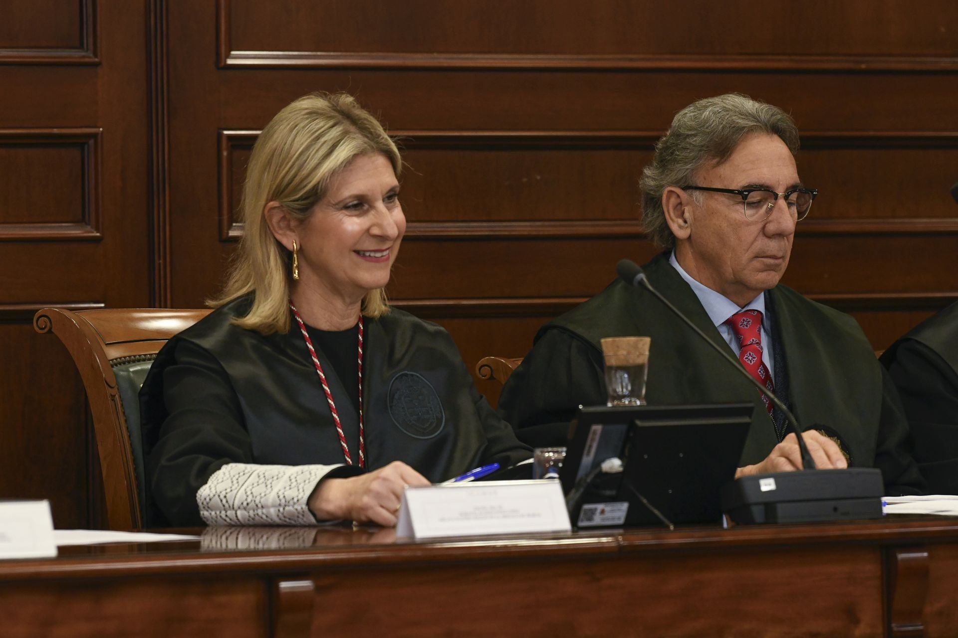 La entrega de medallas de oro a los letrados más veteranos del Colegio de la Abogacía de Murcia, en imágenes