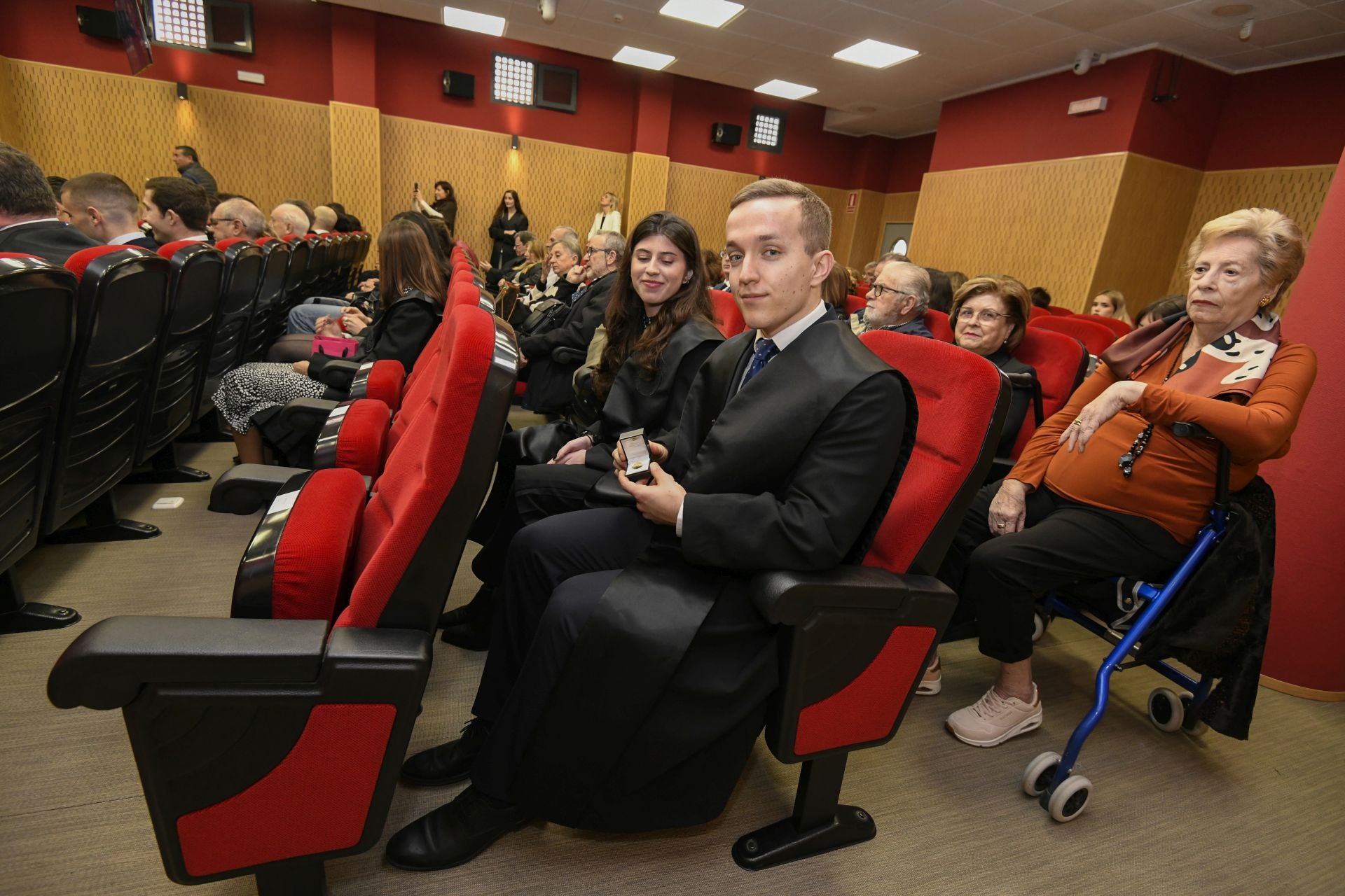 La entrega de medallas de oro a los letrados más veteranos del Colegio de la Abogacía de Murcia, en imágenes