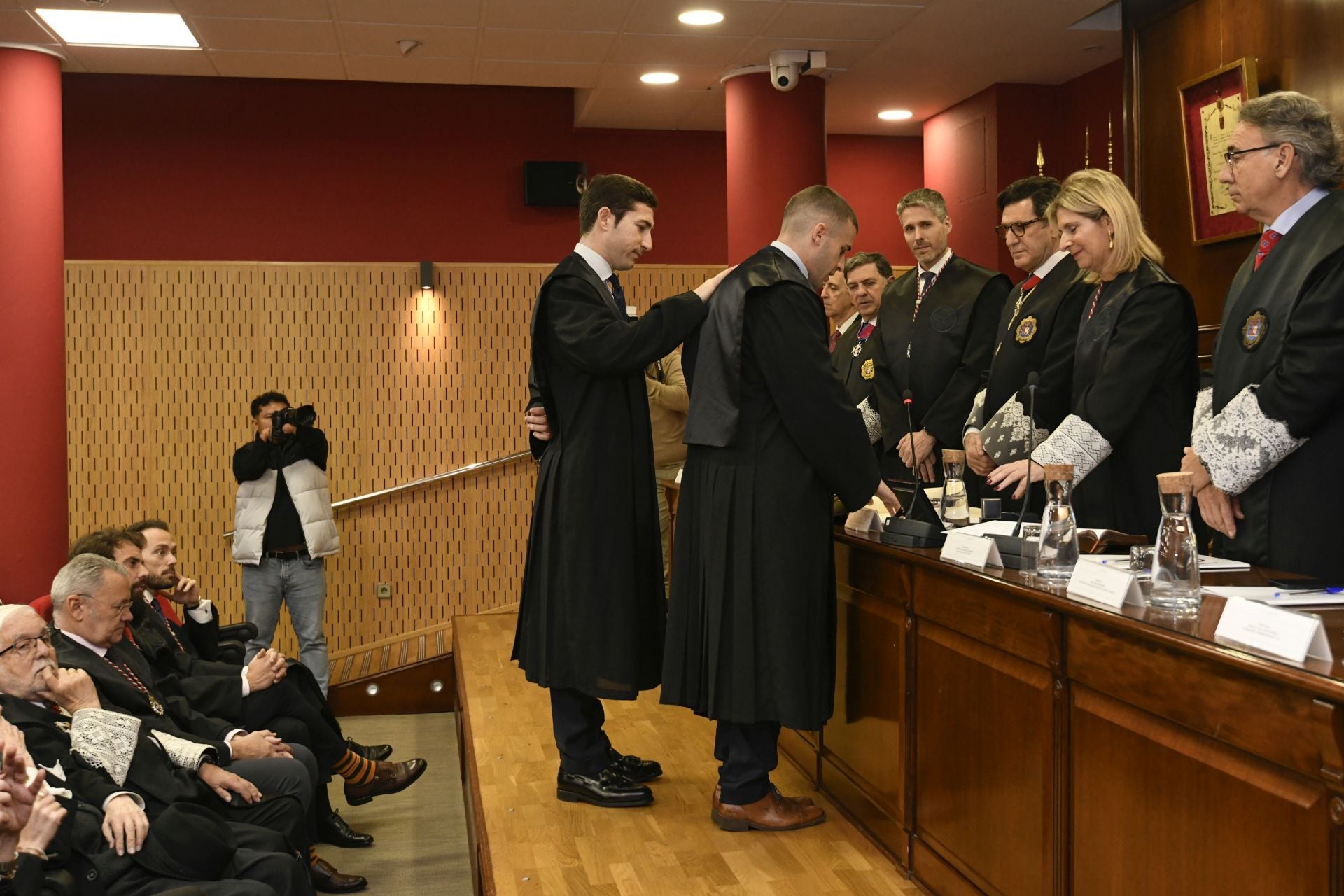 La entrega de medallas de oro a los letrados más veteranos del Colegio de la Abogacía de Murcia, en imágenes