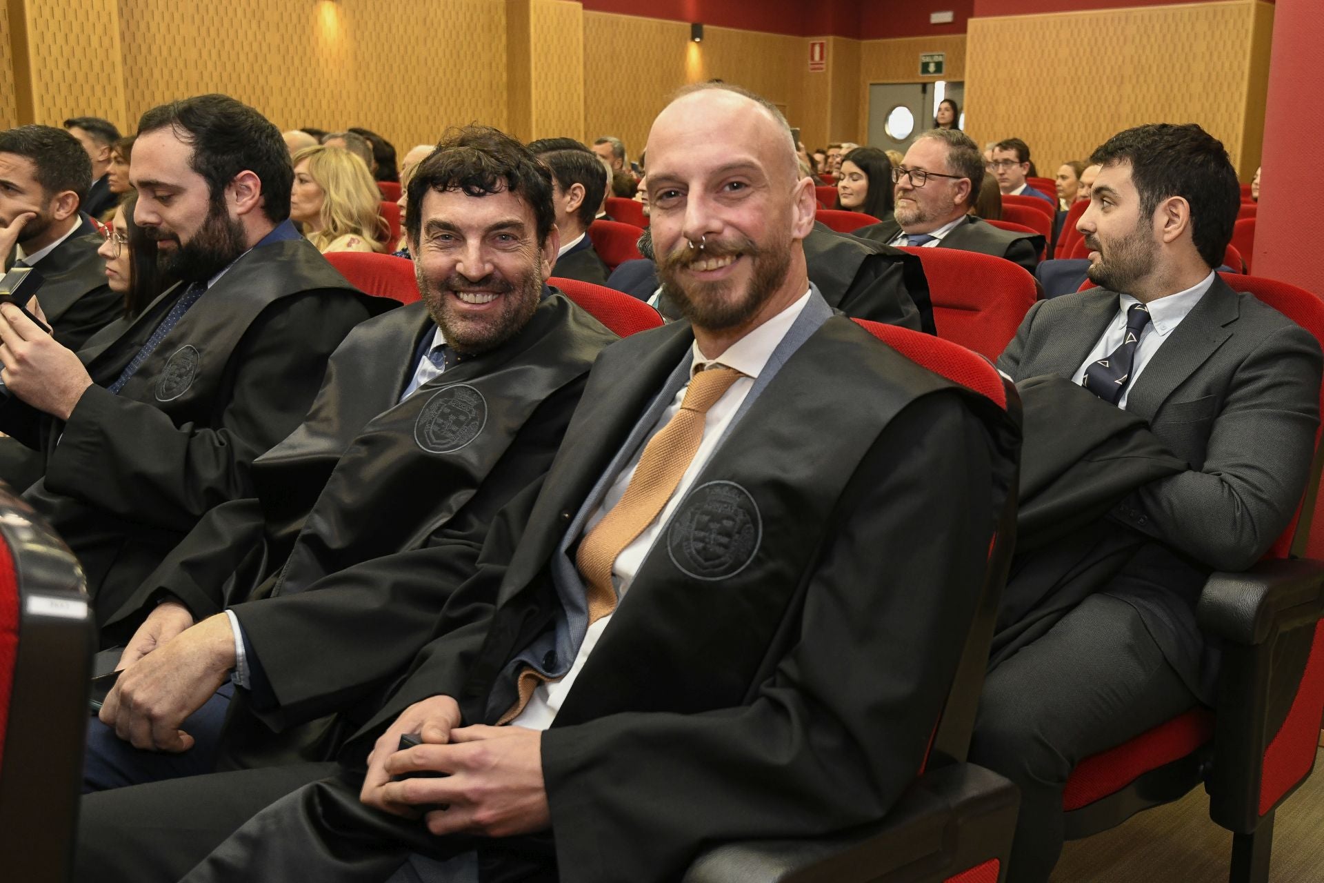 La entrega de medallas de oro a los letrados más veteranos del Colegio de la Abogacía de Murcia, en imágenes