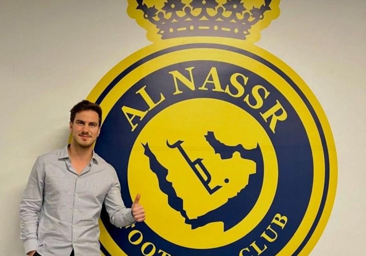 Álvaro López, junto al escudo del Al Nassr.