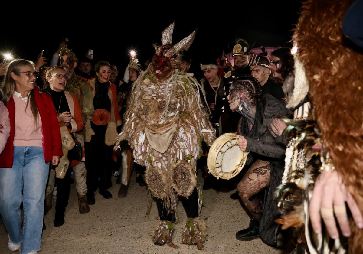 Suelta de la Mussona del Carnaval de Águilas, que este año encarna Julia Parra (de la peña El Tangay), ayer por la noche.