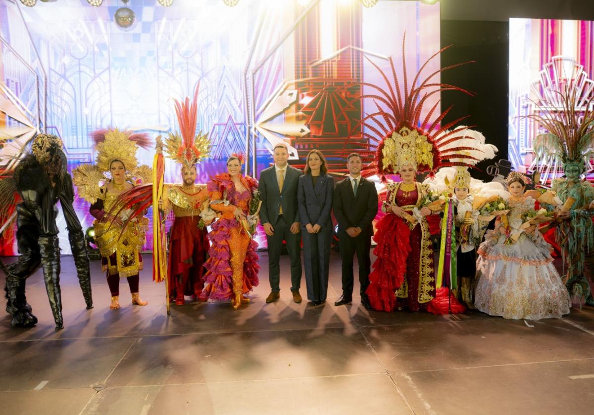 Gala del Cambio de Poderes con los protagonistas de las fiestas y la representación del Ayuntamiento con su alcaldesa María del Carmen Moreno al frente.