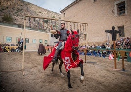 La inauguración contó con un espectáculo en el que se realizó una justa entre caballeros.