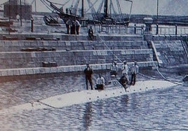 Imagen histórica de la botadura del submarino 'Peral' el 8 de septiembre de 1888 en Cádiz.