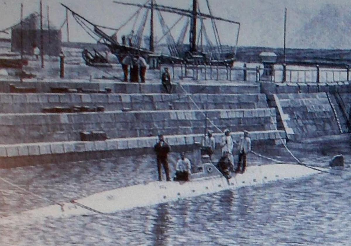 Imagen histórica de la botadura del submarino 'Peral' el 8 de septiembre de 1888 en Cádiz.