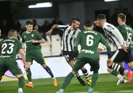 Millán, jugador del Cartagena, rodeado por varios rivales del Eibar.