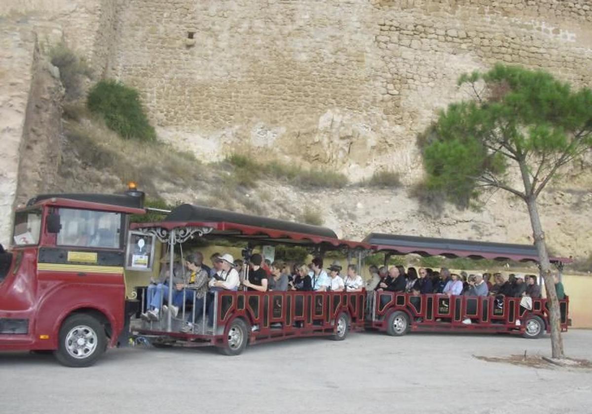 Uno de los antiguos trenecitos turísticos para subir al castillo de Lorca, en una imagen de archivo.