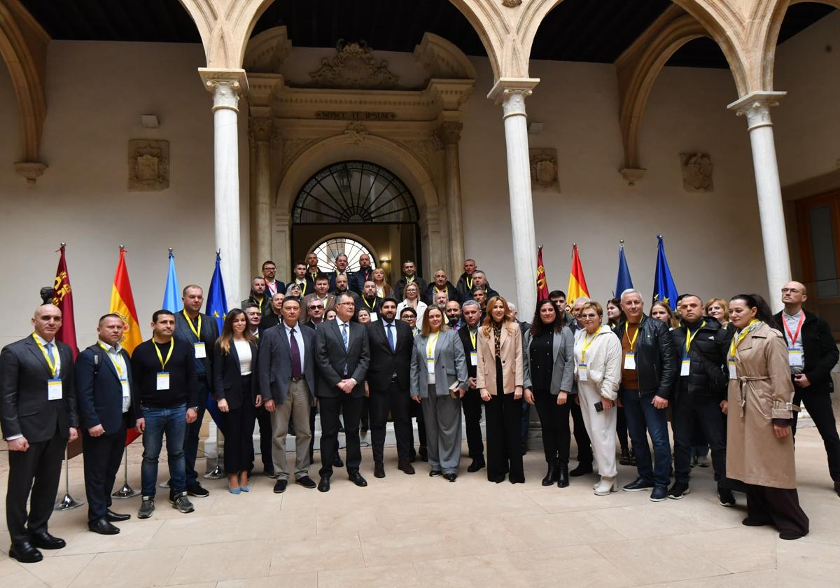 El presidente de la Comunidad, Fernando López Miras, recibe a una delegación de alcaldes ucranianos, este viernes.