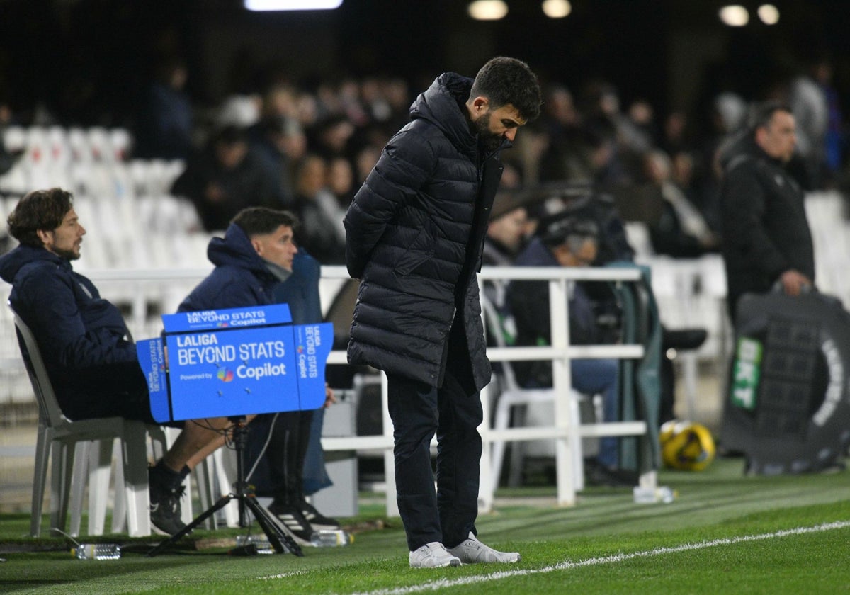 El entrenador del Cartagena, Guillermo Fernández Romo, cabizbajo tras la séptima derrota seguida frente al Eibar (0-2).