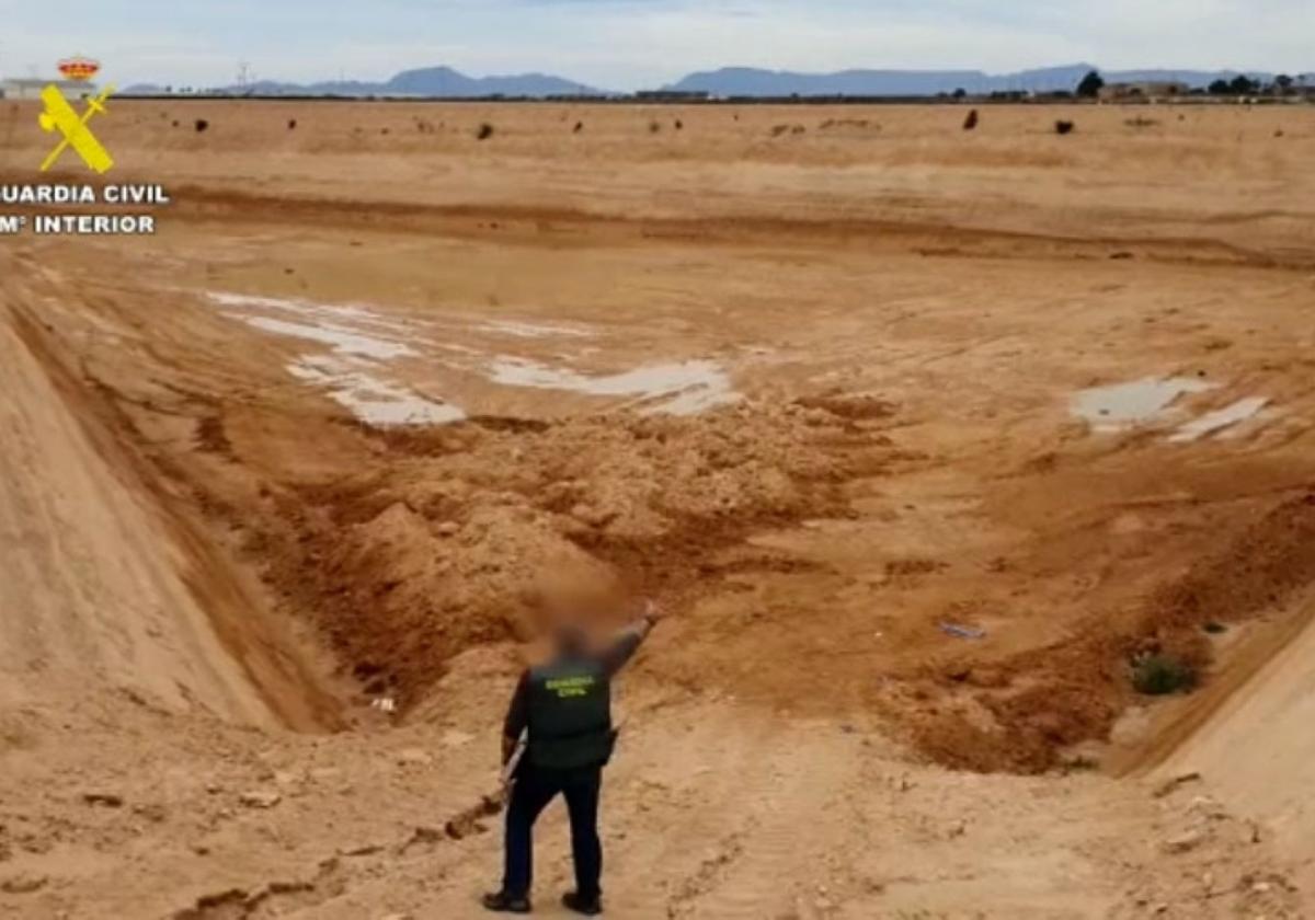 Un agente de la Guardia Civil, en una balsa de purines sin impermeabilizar en la cuenca marmenorense.