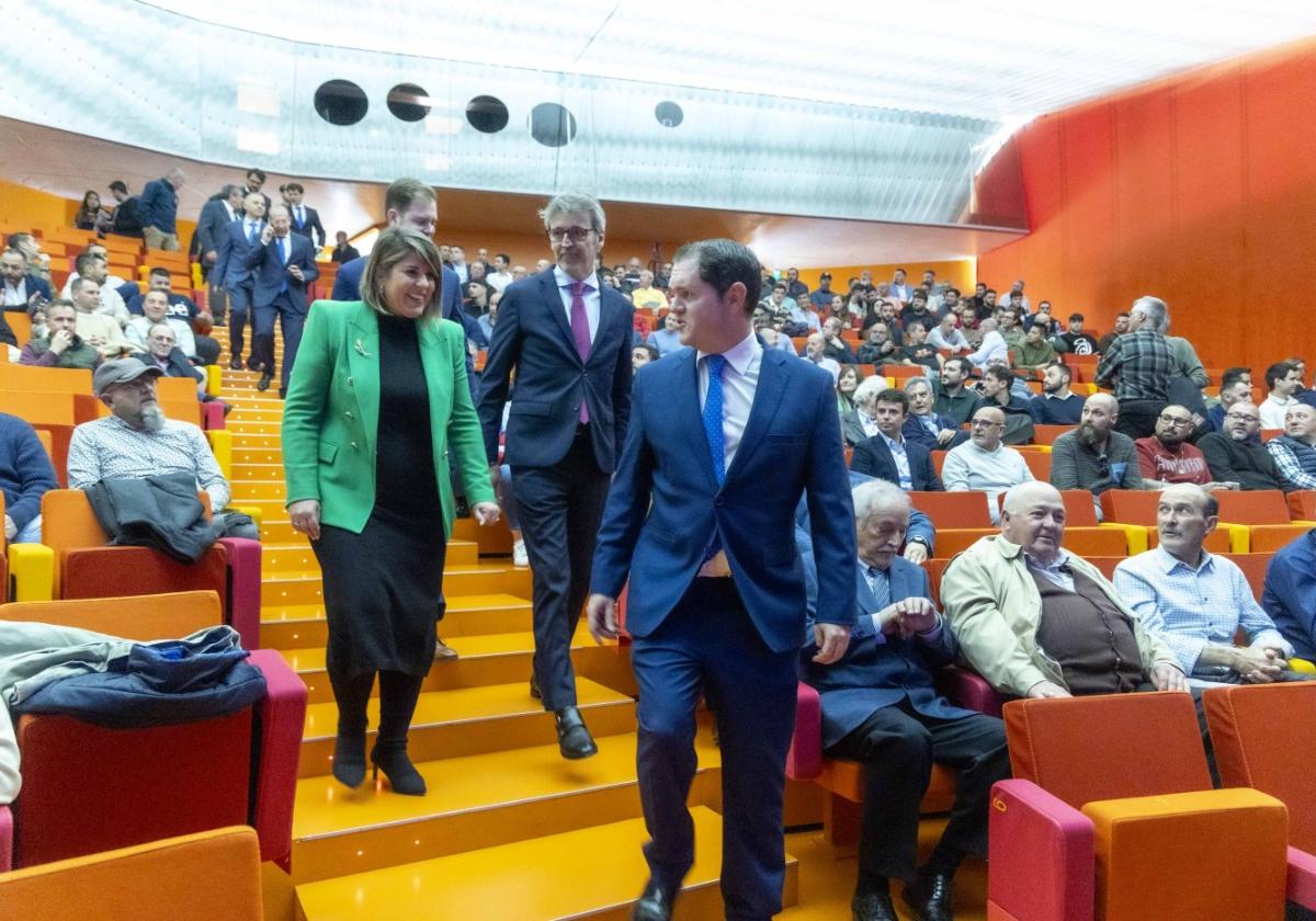 Pedro Saura seguido de Noelia Arroyo y Luis Alberto Marín, en la sala B del auditorio El Batel, repleta de trabajadores y proveedores de Mecánicas Bolea.