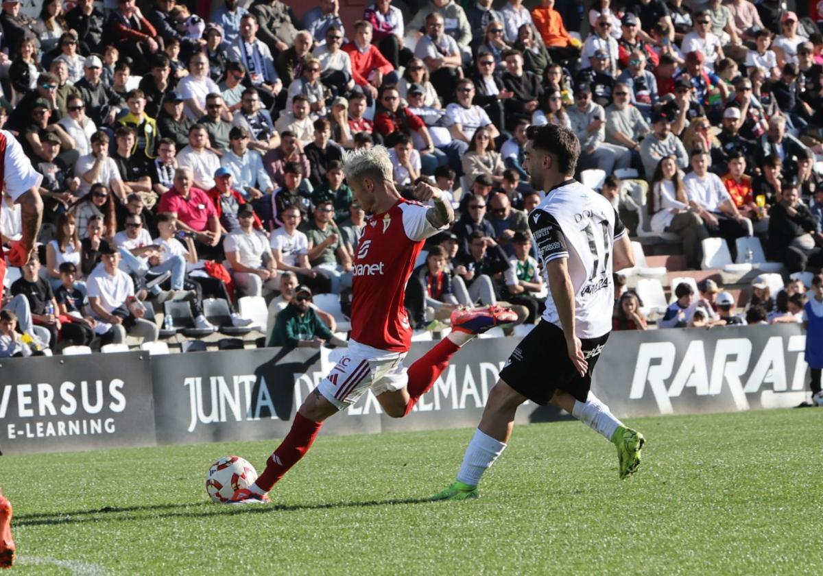 Isi Gómez, centrocampista del Real Murcia, se dispone a chutar en el partido disputado ante la AD Mérida la jornada pasada.