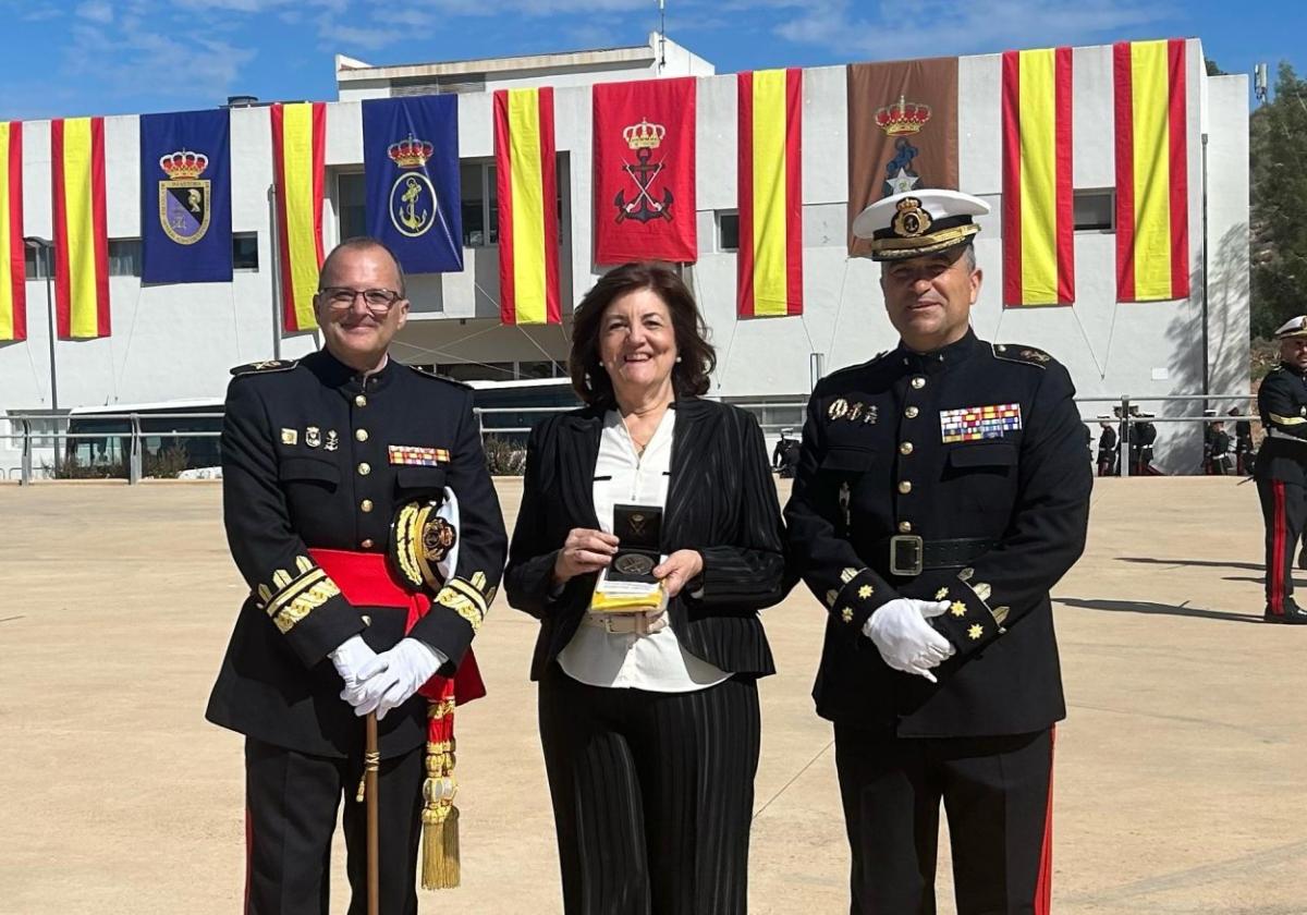 La presidenta de la UCAM tras recibir el reconocimiento.