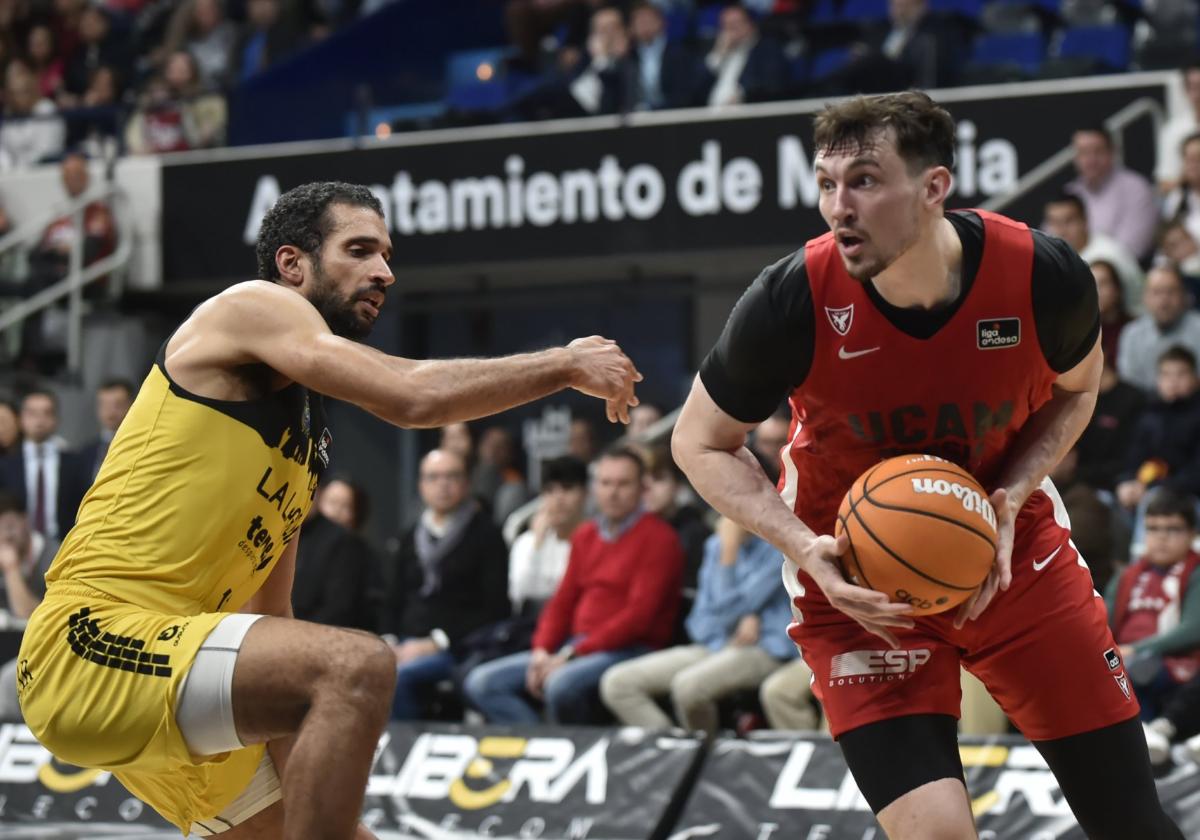 Rodions Kurucs controla el balón en el UCAM-Tenerife.