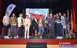 Los galardonados posan junto a las autoridades al final de la gala