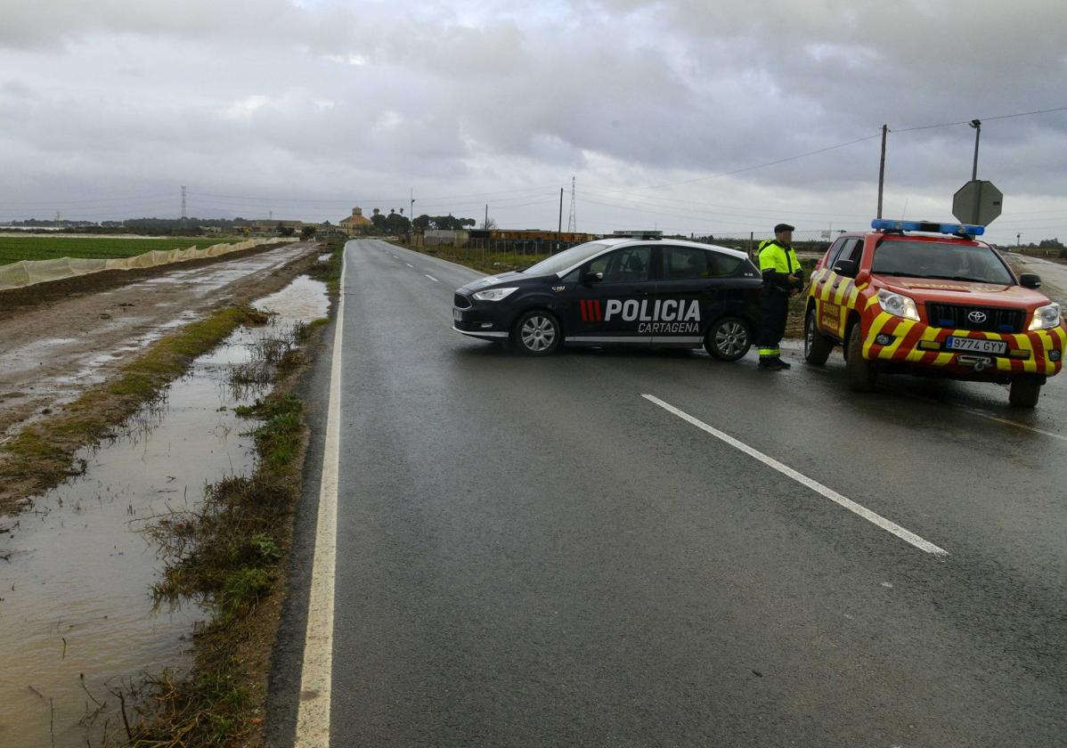 La carretera que une Pozo Estrecho con Torre Pacheco, cortada al tráfico por el desbordamiento de la rambla de El Albujón.