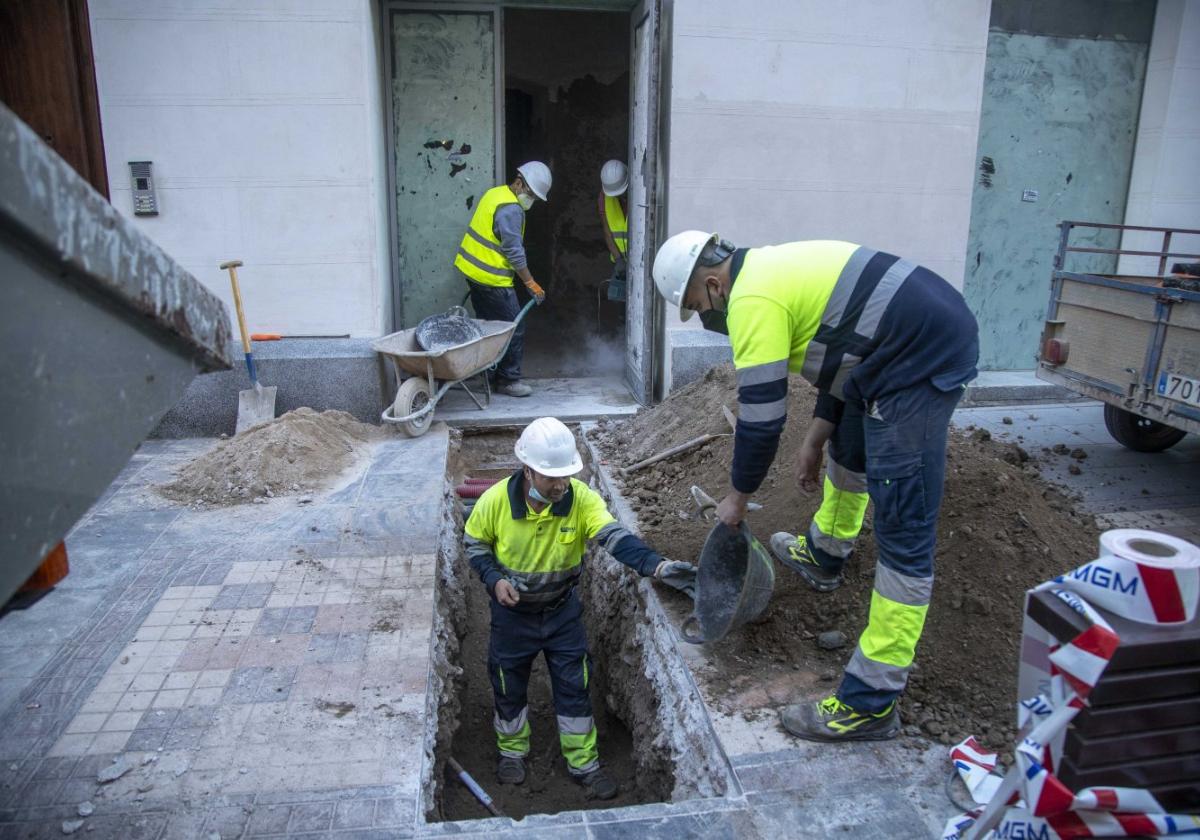 Operarios de la empresa Hidrogea intervienen en unas obras de reparación de la red de alcantarillado, en una imagen de archivo.