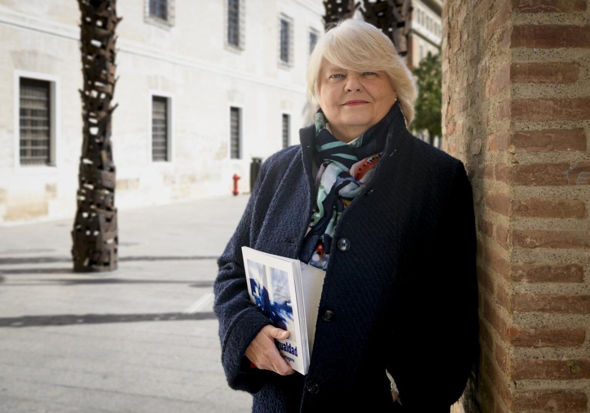 Tradición y patrimonio.La presidenta de la Asociación Mujeres Cofrades de Cartagena, Victoria Botí, es una apasionada de la iconografía de la Semana Santa.