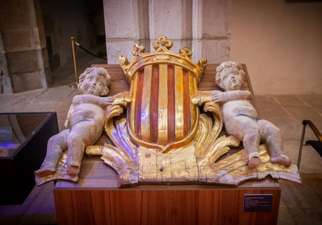 En la exposición 'Signo', se pueden ver distintos símbolos históricos, como el escudo de la Corona de Aragón.