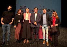 Un momento tras la rúbrica del acuerdo entre la Comunidad y el Ayuntamiento en el Teatro Capitol.