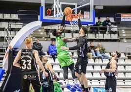 Acción defensiva durante el choque copero en Castellón.