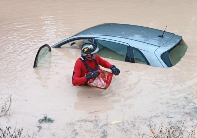 Un bombero, este domingo, durante una operación de rescate en Totana.