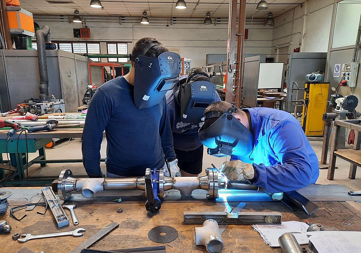 Tres trabajadores sueldan una pieza en una empresa de la Región.