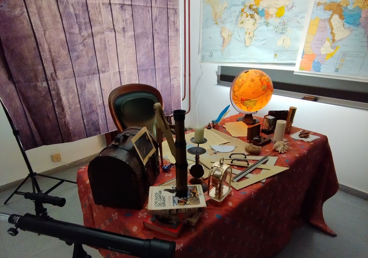 Imagen principal - Algunos objetos de la exposición dedicada a Julio Verne en el IES Mariano Baquero.