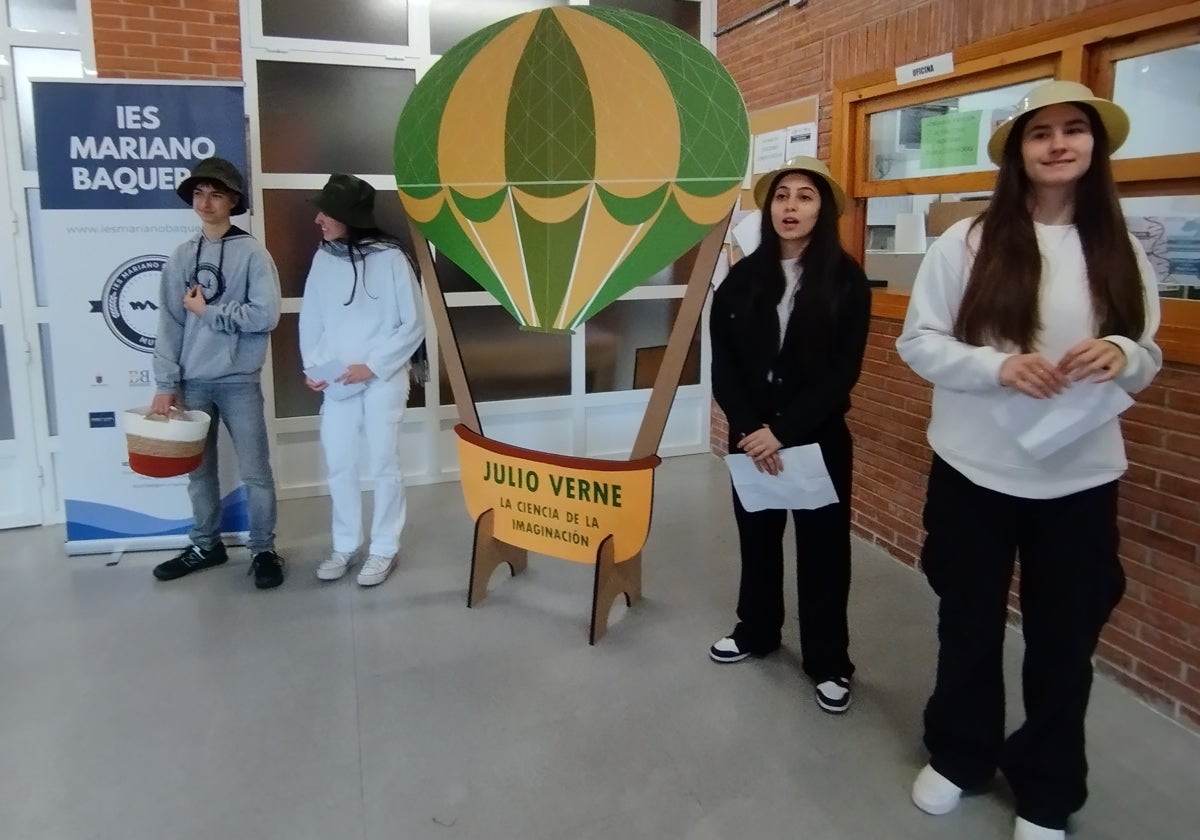 Alumnos que daban la bienvenida en francés y español a la semana cultural del IES Mariano Baquero.