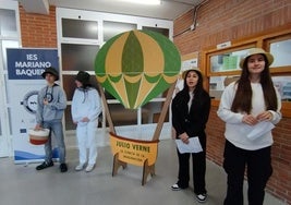 Alumnos que daban la bienvenida en francés y español a la semana cultural del IES Mariano Baquero.