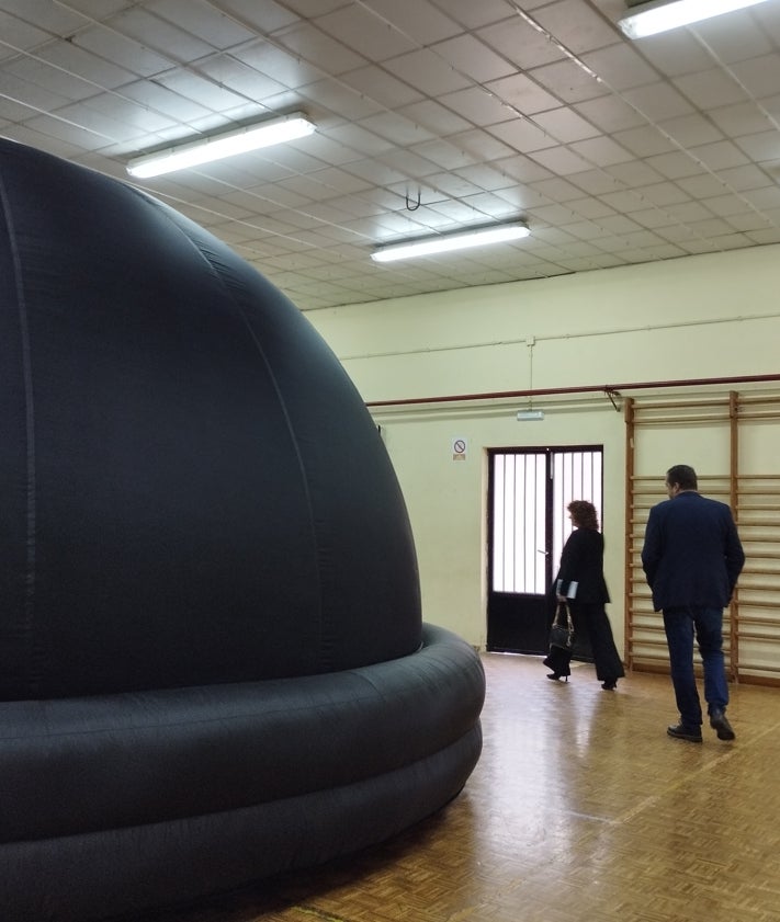 Imagen secundaria 2 - En una de las aulas incluso se ha instalado un planetario para interpretar el cielo.