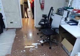 Una consulta del centro, ayer, con los desperfectos por las filtraciones.