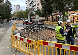 La fuga de agua que ha provocado el cierre del tráfico en Gran Vía.