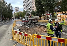 La fuga de agua que ha provocado el cierre del tráfico en Gran Vía.