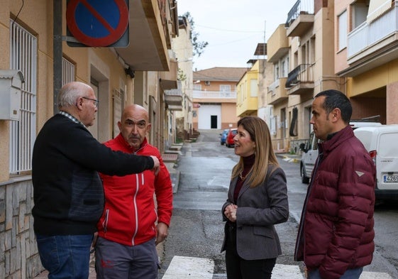 La concejala y un técnico municipal conversan con los vecinos en la calle Arcos, que va a ser remodelada.