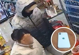 Los dos arrestados utilizan la tarjeta de crédito de la víctima para comprar en un establecimiento (izq) y el teléfono móvil robado (drcha).