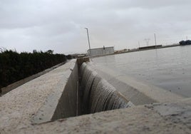 El tanque de tormentas de Torre Pacheco, lleno de agua este fin de semana.