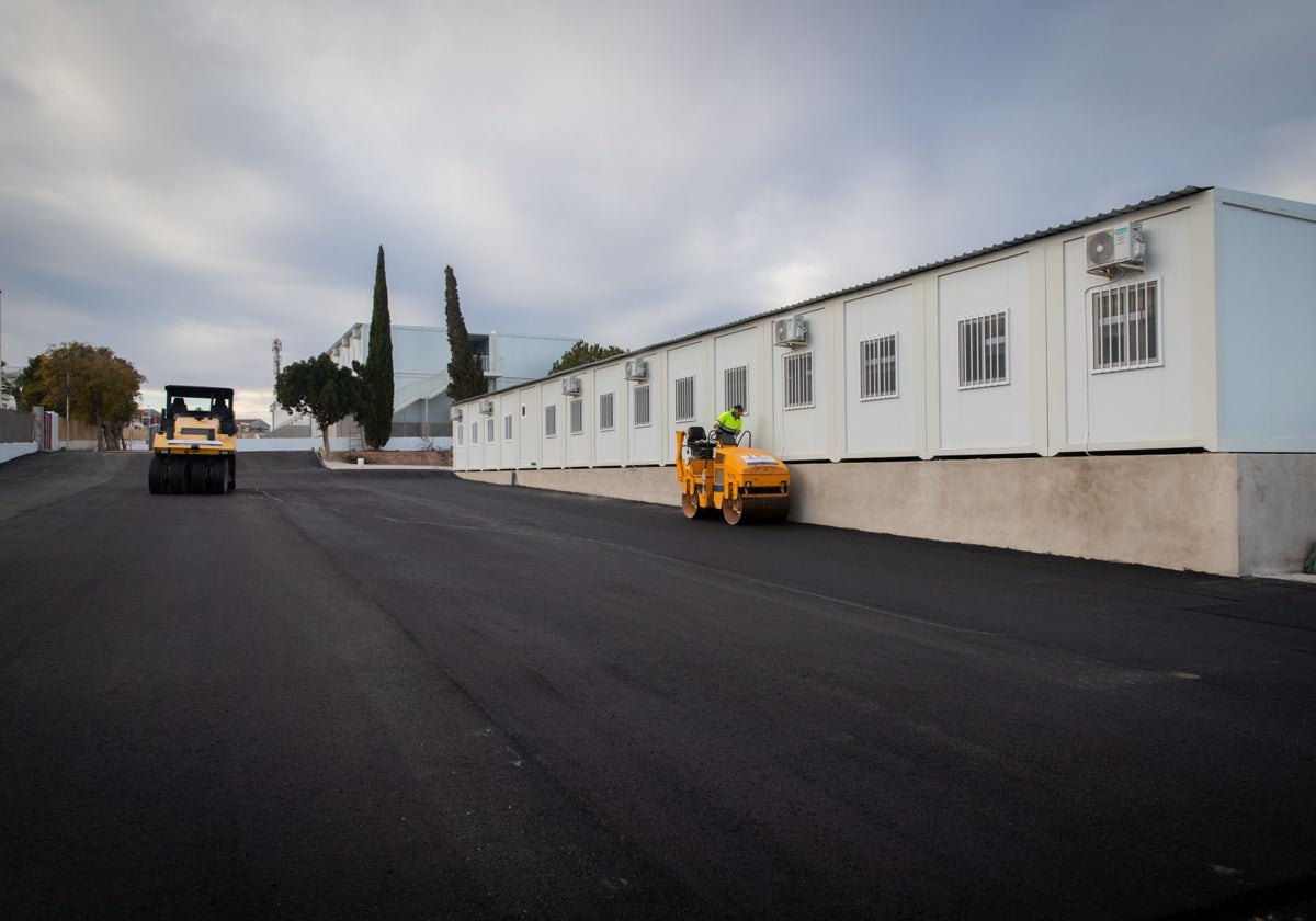 Operarios municipales trabajando en el asfaltado del solar de la calle Níspero