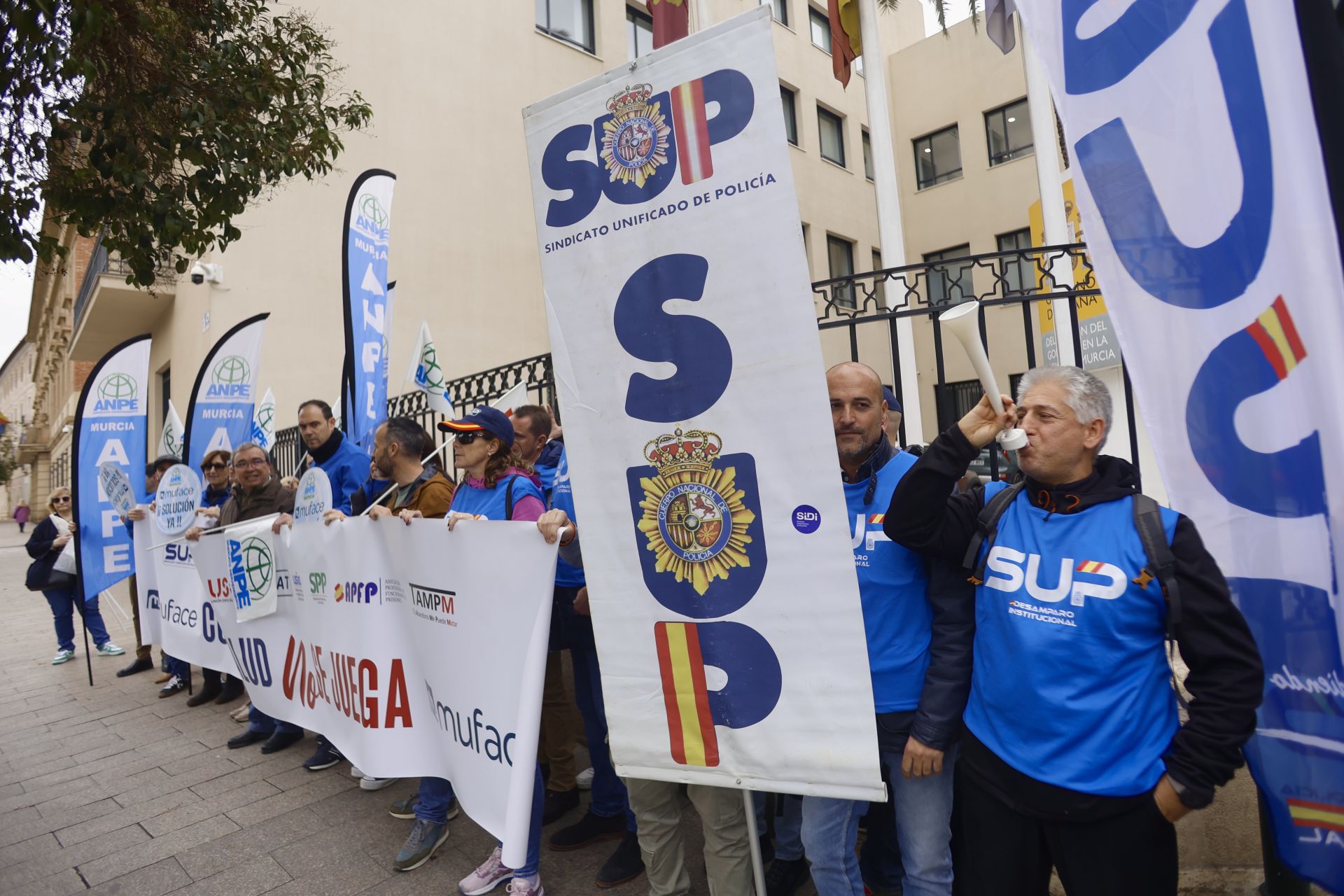 Las imágenes de la protesta de los funcionarios en Murcia pidiendo una solución a Muface