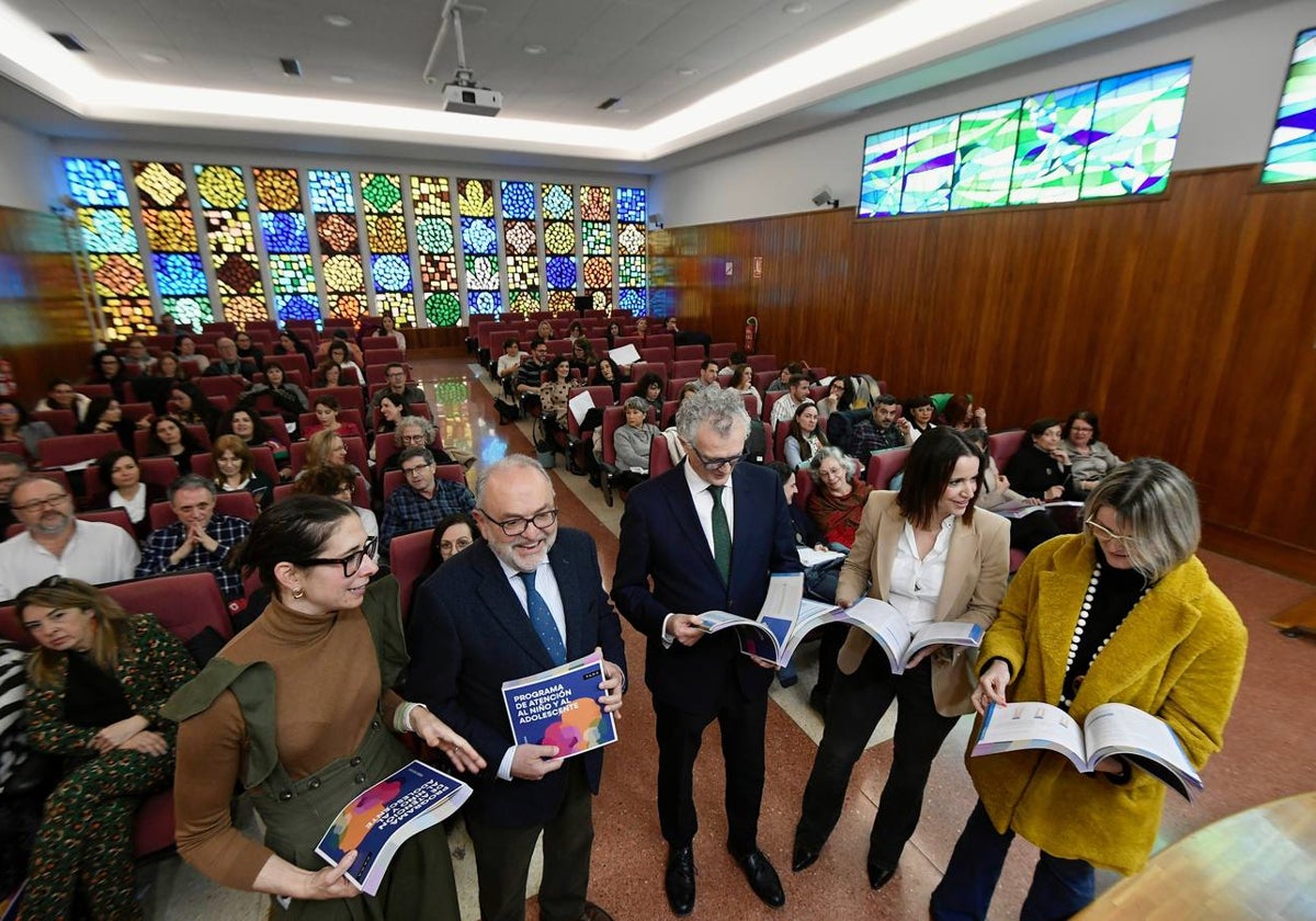 El consejero de Salud, Juan José Pedreño, y la directora gerente del SMS, Isabel Ayala, con otros cargos y responsables del programa, este martes durante su presentación.