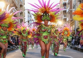 Una de las peñas que hicieron disfrutar a los asistentes al primer gran desfile de Carnaval de Águilas, este martes.