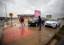 Aficionados dejan su coche en la acera antes del Murcia-Ibiza.